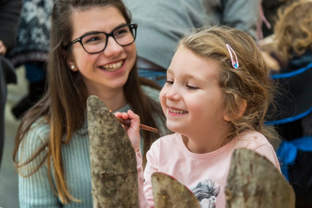 Kinder beim Holz-Basteln in der Bad Gleichenberger Back- und Bastelstube im Advent 2026.