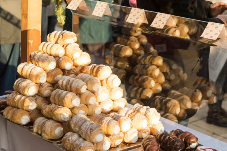 Frische Schaumrollen auf dem Adventmarkt in Bad Gleichenberg.