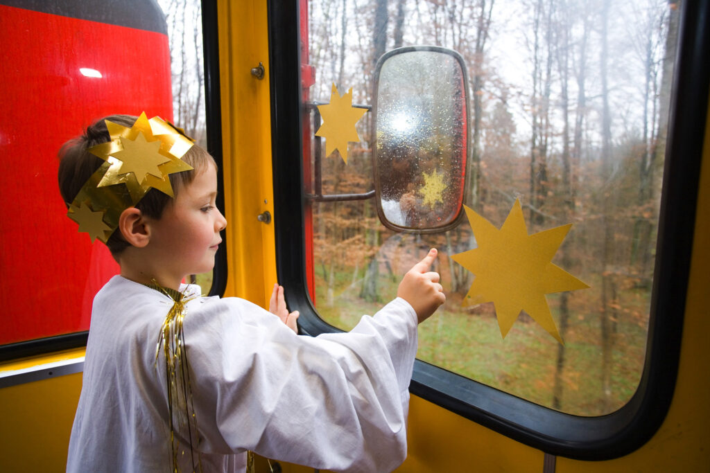 Kind mit goldenen Sternen im Sternderlzug von Feldbach nach Bad Gleichenberg beim Advent.