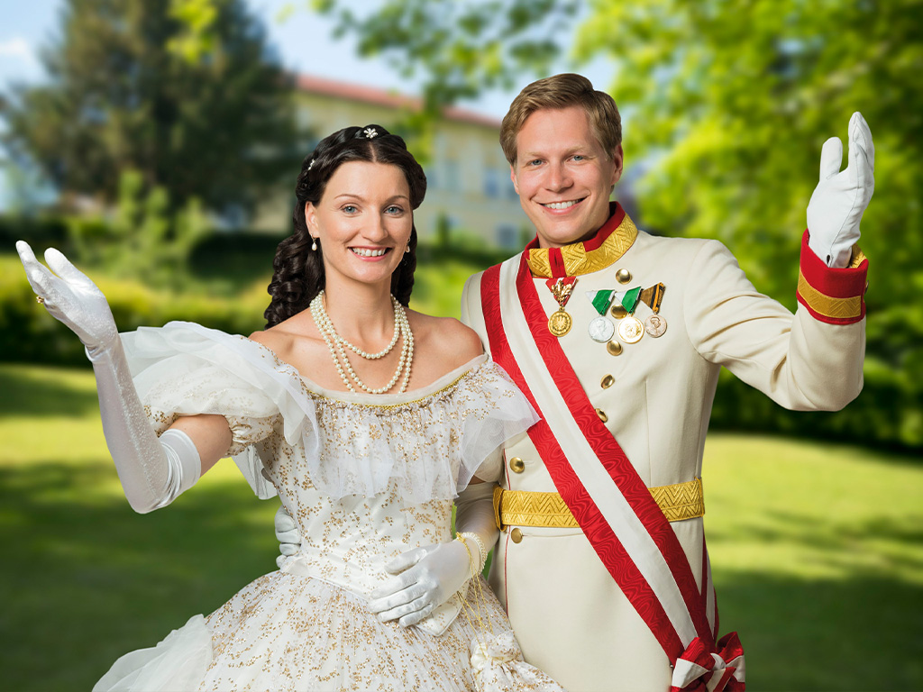 Paar in historischen Biedermeier-Kostümen als Kaiserin Sisi und Kaiser Franz Joseph im Curpark Bad Gleichenberg.