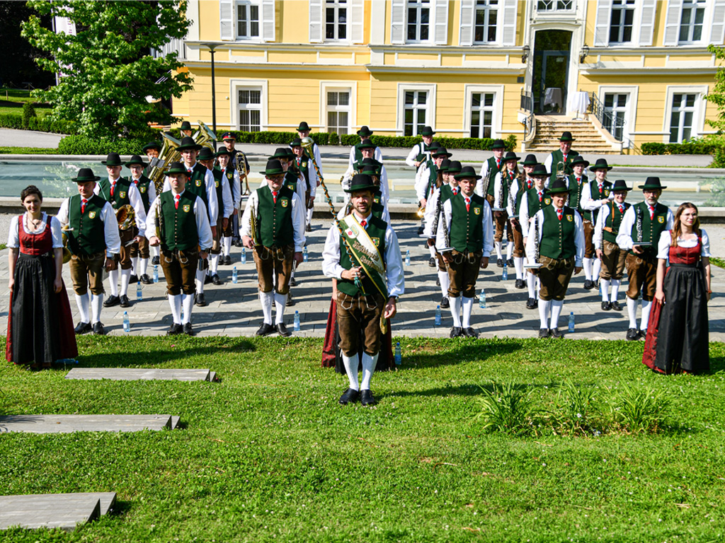 Traditionelle Marktkapelle in Tracht und Lederhosen beim Curkonzert am Hauptplatz von Bad Gleichenberg in der Steiermark.